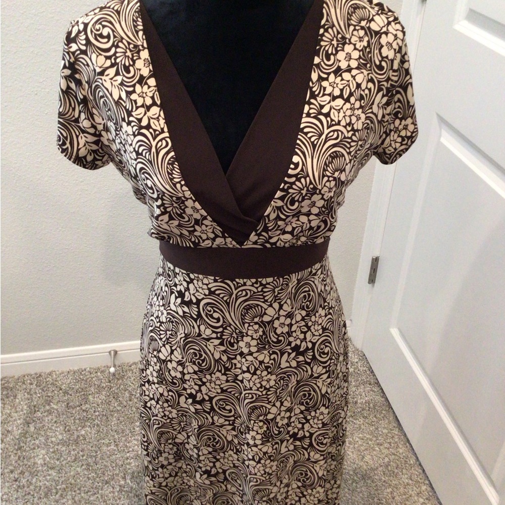 Chic Floral V-Neck Dress in Brown and Cream Size M
